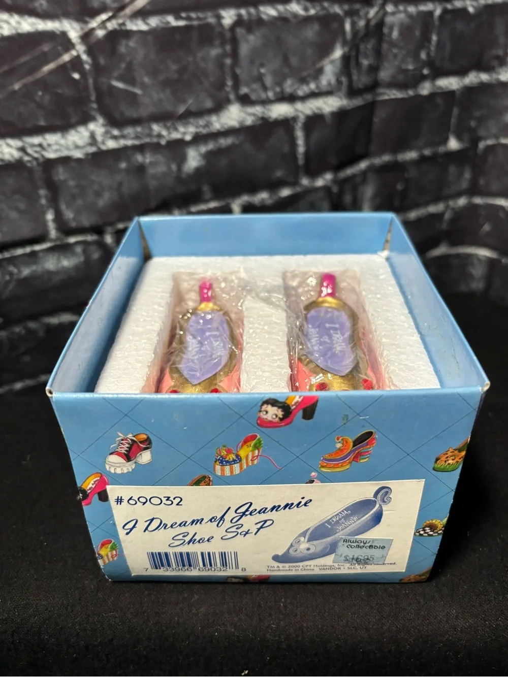 Vintage 2000 Vandor I Dream of Jeannie Shoe Salt & Pepper Shakers NIB